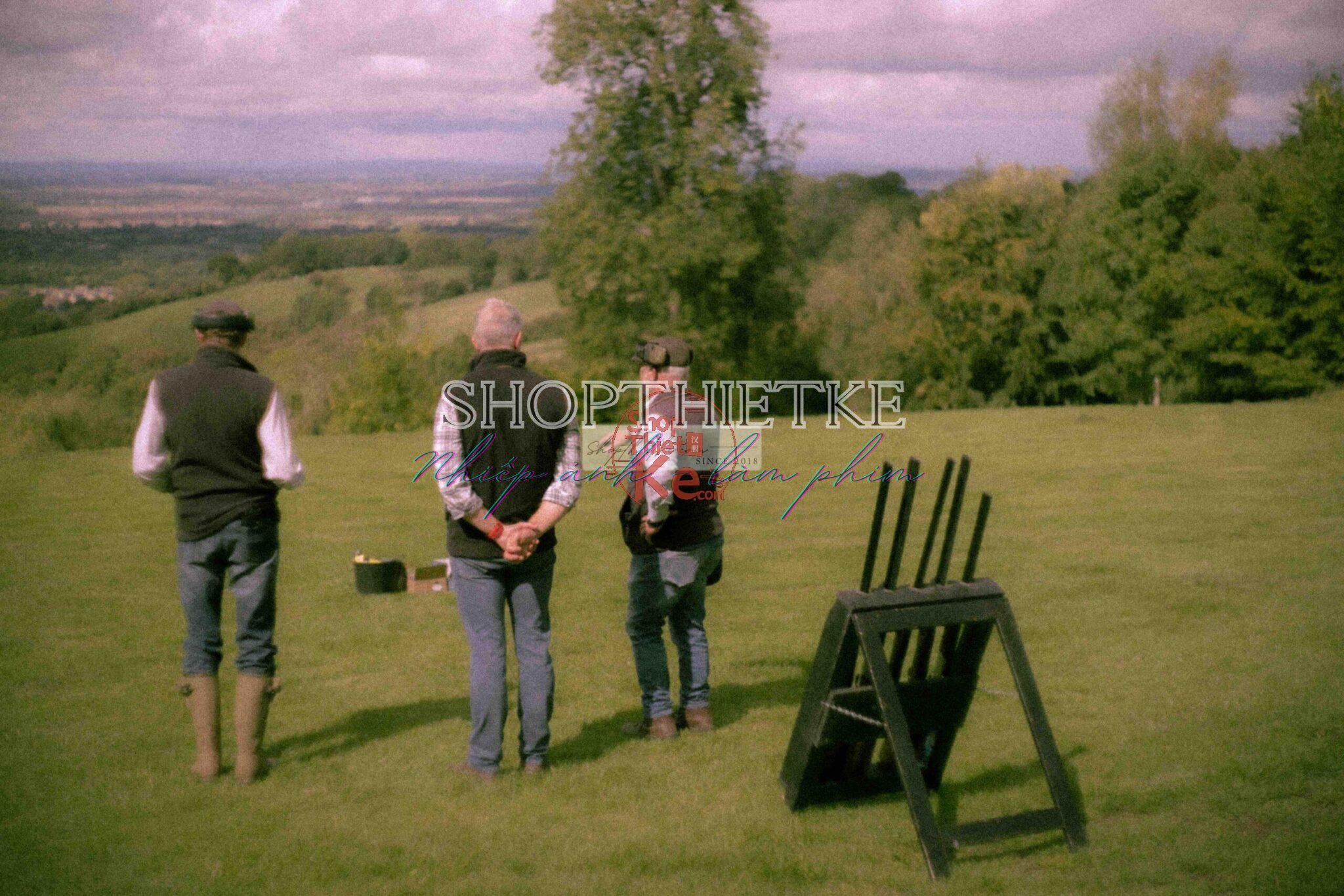 Preset Lightroom Điện Ảnh – Cảm Hứng Từ Wong Kar Wai, Kurosawa & Tarkovsky (XMP) 8 shopthietke com Preset sample 1 2 scaled