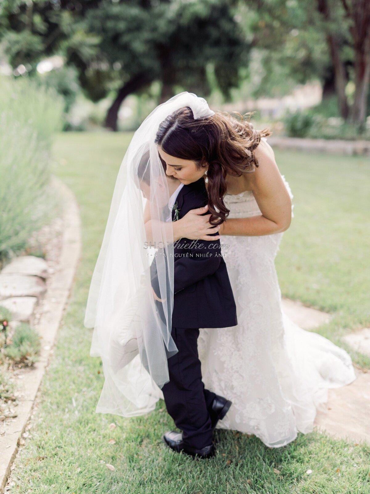 Heirloom One – Bộ Preset Lightroom Mang Phong Cách Film Fuji Mềm Mại & Tinh Tế (XMP Kèm Video Việt Sub) 22 shopthietke com heirloom presets hug 3 compare correct neon