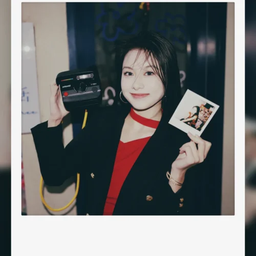Polaroid Emulation: Khi Nhiếp Ảnh Gói Gọn Trong Tấm Ảnh Vuông Và Nhiệt Độ Của Khoảnh Khắc (XMP/CUBE)